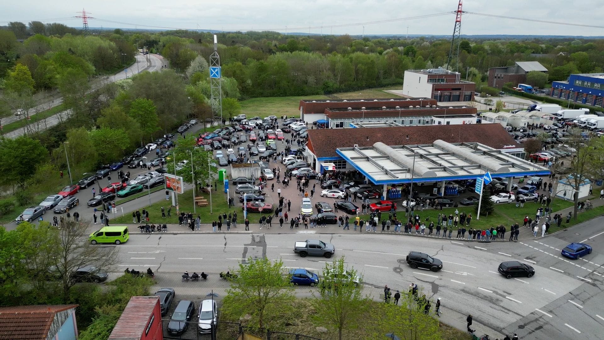 Tankstelle in Allermöhe: Hunderte tuningbegeisterte Autofahrer trafen sich zum "Carfreitag".