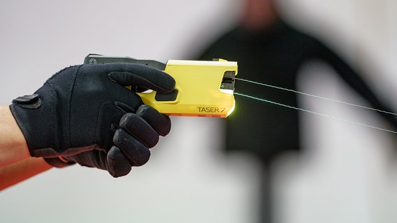 Beamte der Landespolizei in Schleswig-Holstein demonstrieren den Einsatz eines "Taser 7". © picture alliance/dpa Foto: Axel Heimken