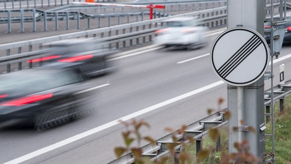 Autos fahren auf der Autobahn A81 auf einem Abschnitt ohne Geschwindigkeitsbegrenzung. © dpa-Bildfunk Foto: Sebastian Gollnow