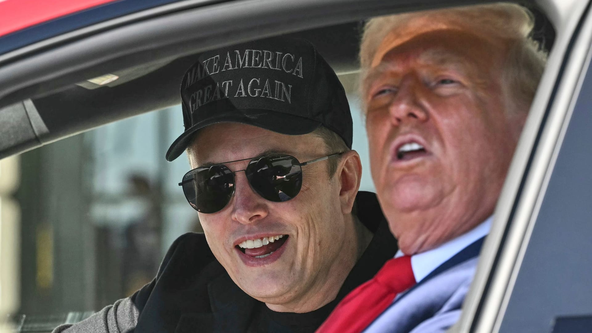 Tesla-Chef Elon Musk (l.) und US-Präsident Donald Trump: Die Nähe zur Macht im Weißen Haus scheint Folgen für Musks Elektroauto-Hersteller Tesla zu haben.