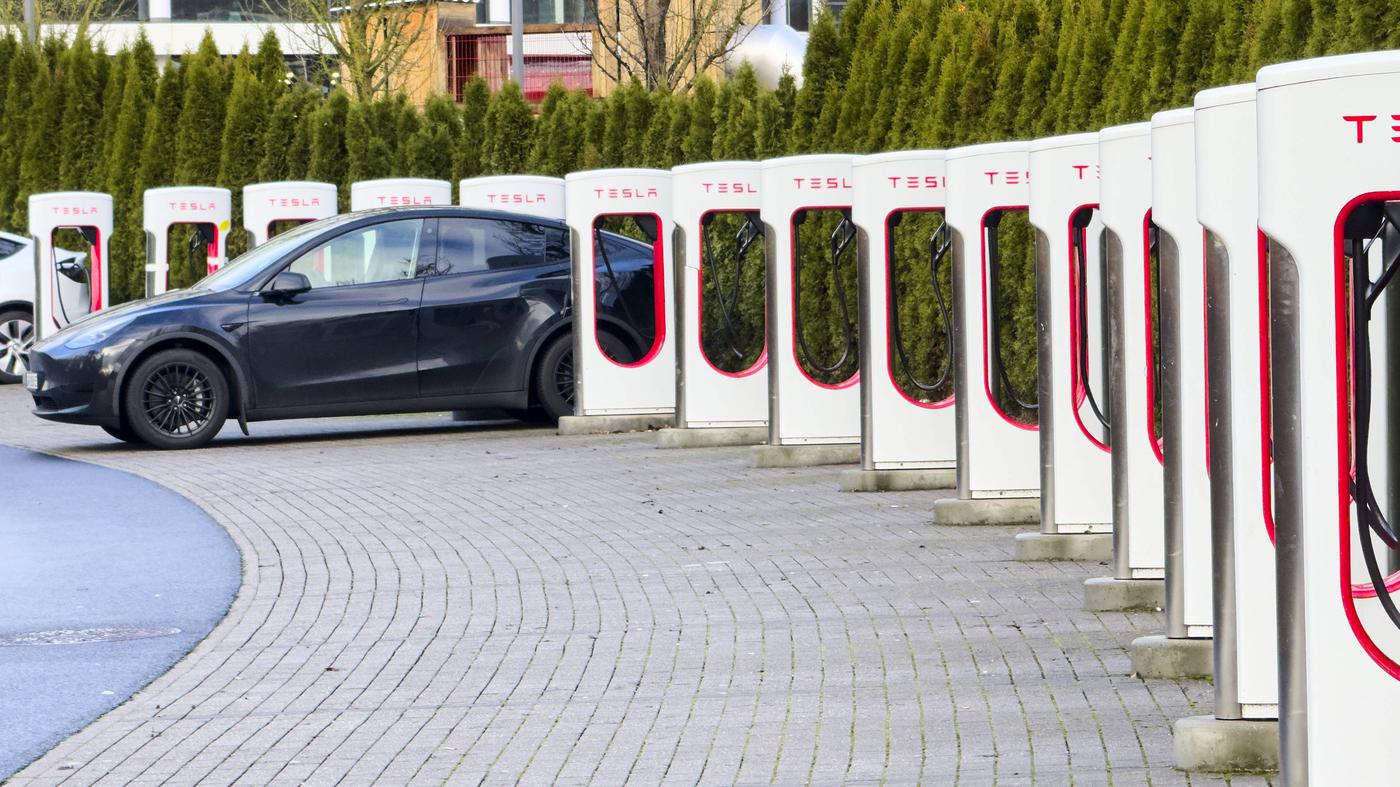 Berliner Senatorin Kiziltepe verteidigt ihre „Nazi“-Äußerung zu Tesla