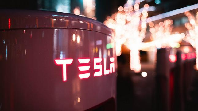 Absatz-Crash in Europa: Tesla verliert an Tempo und Vertrauen: Aktie zittert vor Q1-Zahlen!