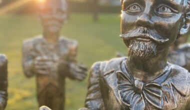 Kleine Komponisten: Siegburg wirbt mit Humperdinck-Statuen