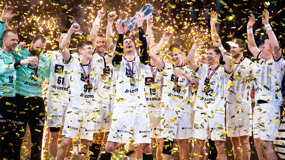Kiels Spieler präsentieren den zuvor gewonnenen DHB-Pokal. © picture alliance/dpa | Marius Becker 