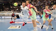 THW Kiel - Füchse Berlin, 27. Spieltag, Kiels Elias Ellefsen á Skipagotu (l) wirft auf das Tor. © picture alliance Foto: Frank Molter