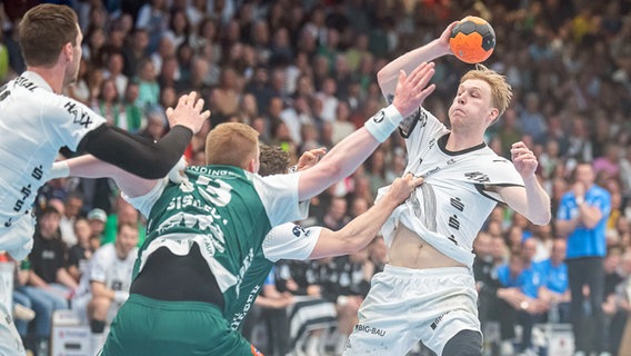 Göppingens Victor Kloeve versucht, Kiels Eric Johansson (r.) den Ball abzunehmen. © picture alliance / Eibner-Pressefoto Foto: Michael Schmidt