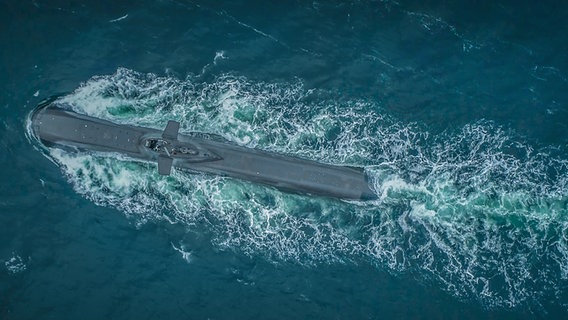 Eine Luftaufnahme von einem U-Boot im Wasser. © thyssenkrupp Marine Systems Foto: thyssenkrupp Marine Systems