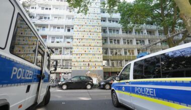 Mob hindert Frau am Betreten ihrer Wohnung in Prenzlauer Berg
