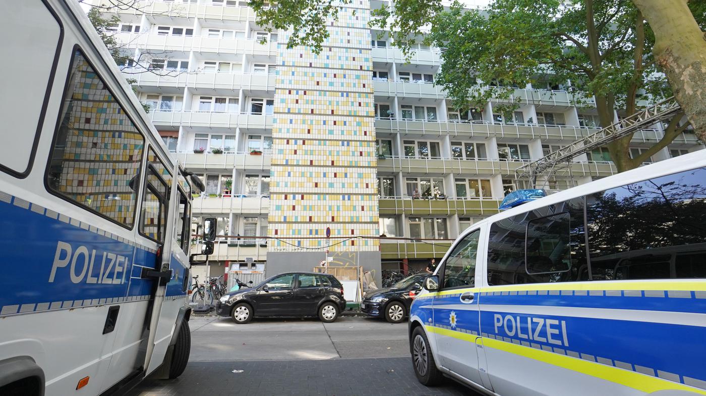 Mob hindert Frau am Betreten ihrer Wohnung in Prenzlauer Berg