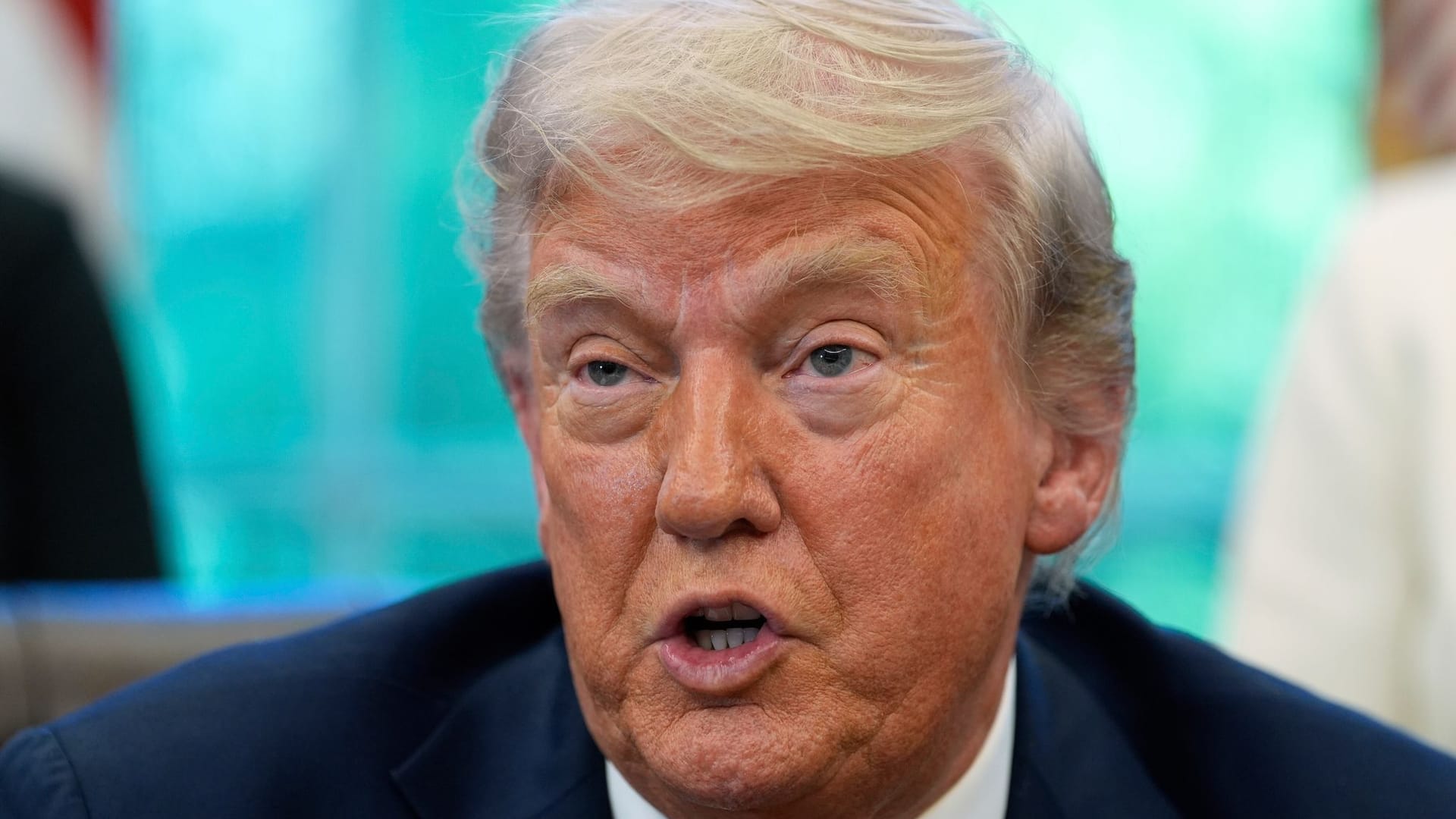 US-Präsident Trump spricht mit Reportern im Oval Office