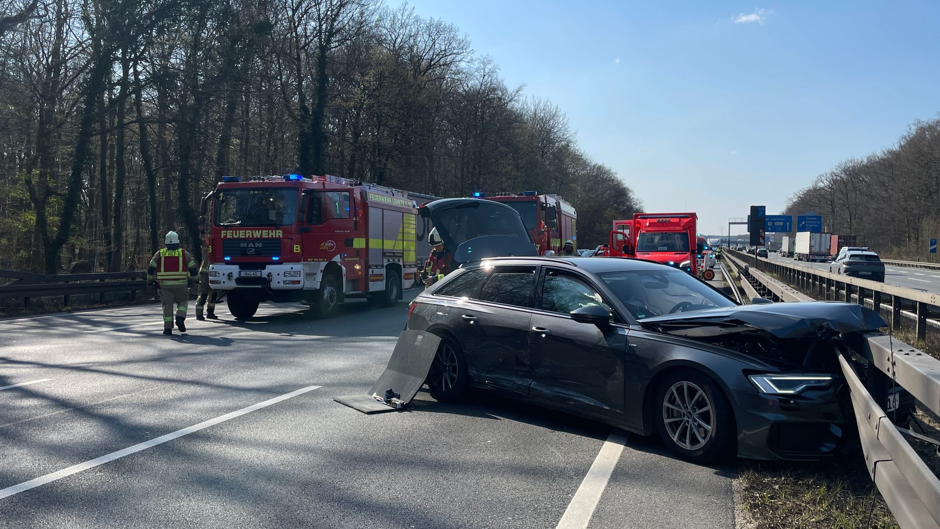 Unfall auf der A2: Die Feuerwehr hatte Probleme, zur Unfallstelle zu gelangen.