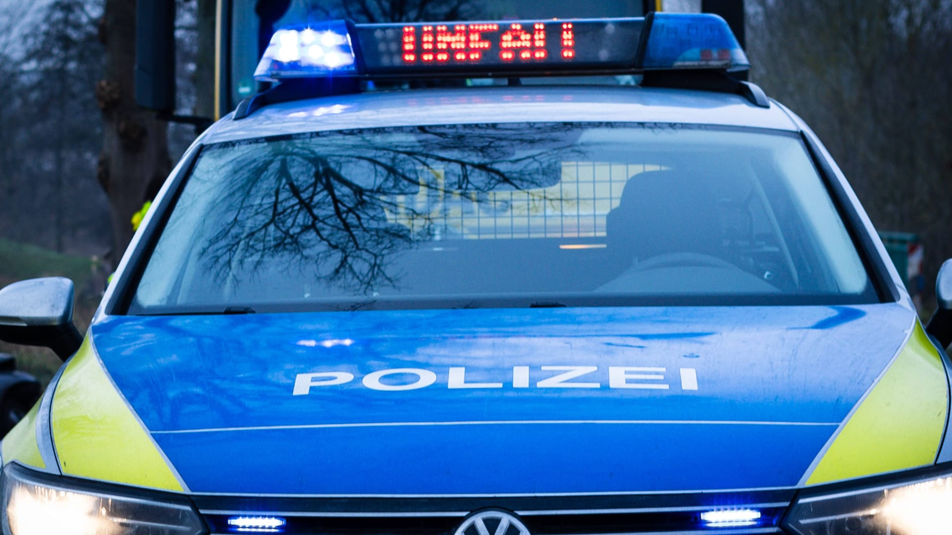 Melle, Deutschland 21. August 2025: Im Bild: Ein Einsatzfahrzeug, Streifenwagen, der Polizei mit Blaulicht und Schriftzug an einem Unfallort, Verkehrsunfall. Im Display steht Unfall. Landkreis Osnabrück Niedersachsen