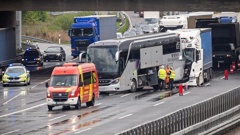 Unfall zwischen einem Reisebus und Lkw auf der A2 (Archivbild): Es gab mehr Verletzte als zunächst angenommen.