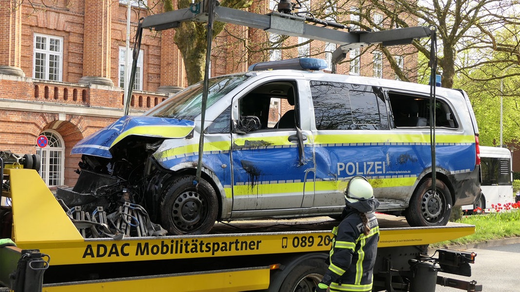 Nach Unfall auf A215: Polizei baut Unfall auf Einsatzfahrt | NDR.de - Nachrichten