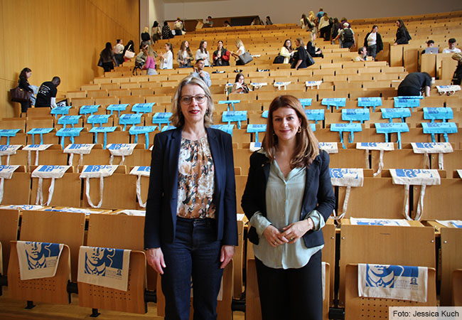 Frau Andresen und Frau O'Sullivan im Hörsaal bei der Unistart.