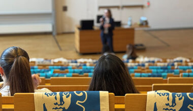 Beutel mit dem aufgedruckten Goethe-Kopf liegen als Giveaway im Hörsaal. Foto: Dirk Frank