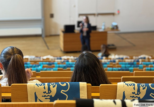 Beutel mit dem aufgedruckten Goethe-Kopf liegen als Giveaway im Hörsaal. Foto: Dirk Frank