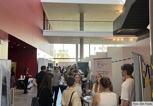 Student*innen stehen an Ständen während der Unistart. Foto: Dirk Frank