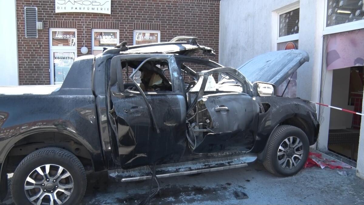 Auto explodiert in Meppen: Fahrer nur leicht verletzt