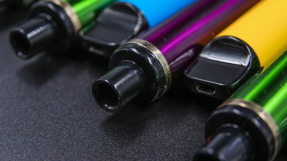 Bunte Vapes (Einweg-E-Zigaretten) liegen nebeneinander. © picture alliance/Globa Look Press Foto: Bulkin Sergey