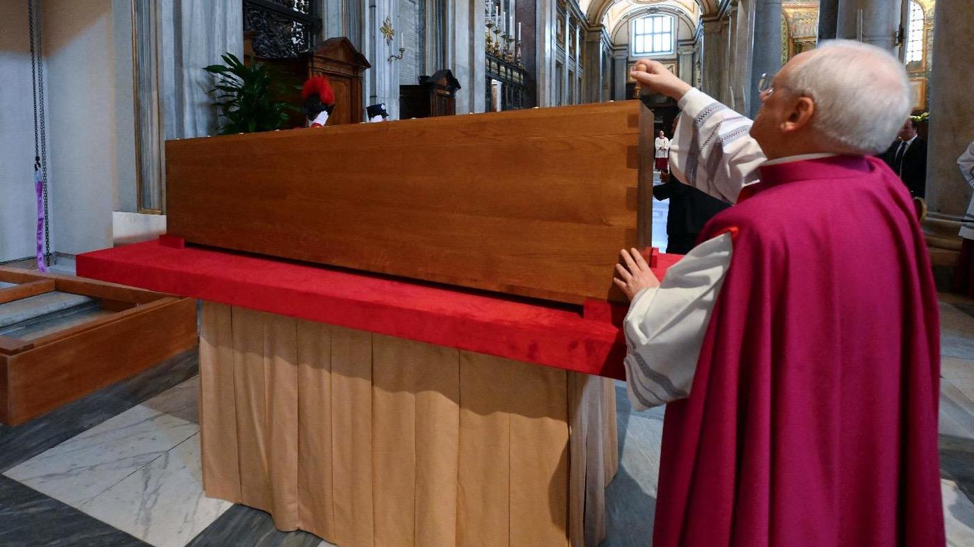 Papst in 30-minütiger Zeremonie unter Ausschluss der Öffentlichkeit beigesetzt