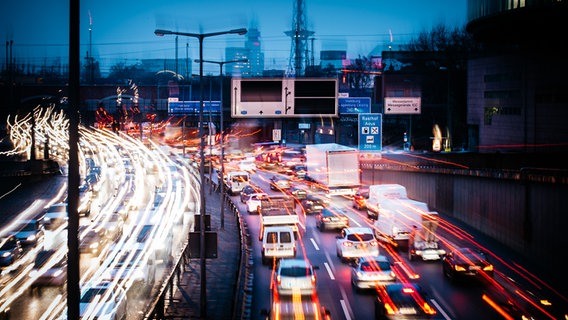 Verschwommene Lichter von Autos auf einer Autobahn © picture alliance Foto: Robert Schlesinger