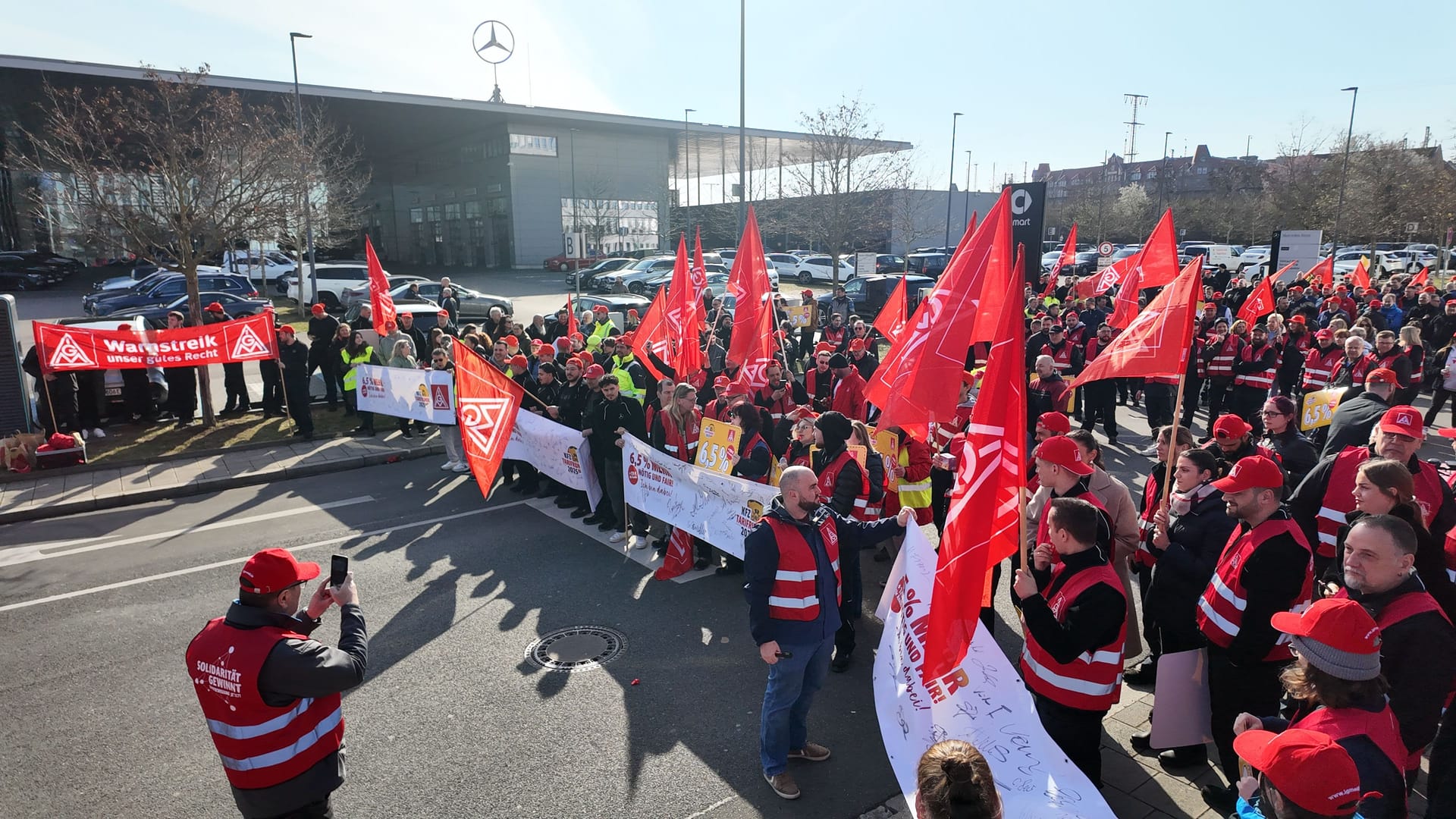 Versammlung vor der Mercedes-Niederlassung: In Nürnberg hat die IG Metall zum Streik aufgerufen.