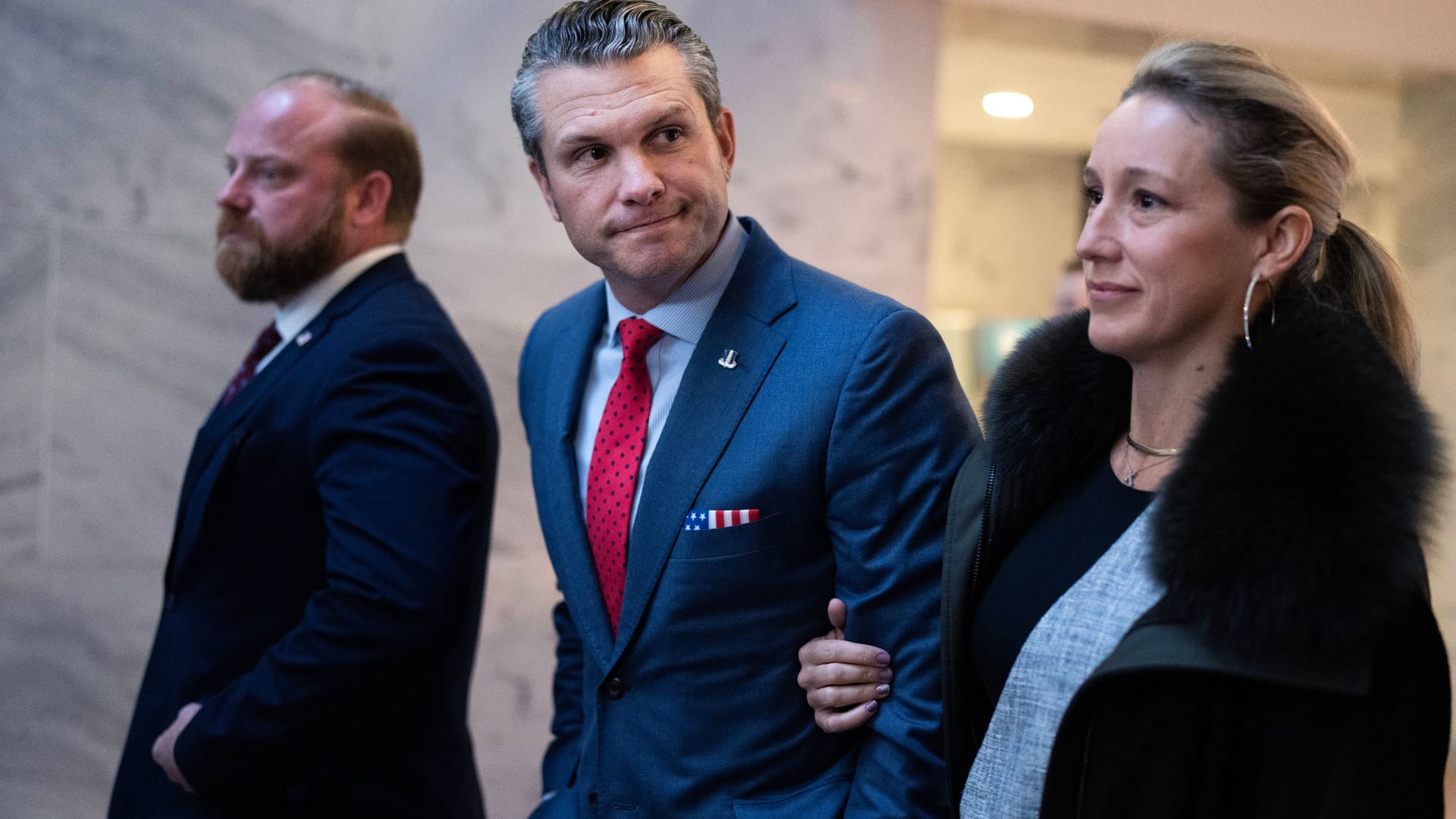 Verteidigungsminister Pete Hegseth (M.) auf dem Weg zu einer Anhörung im US-Kongress.