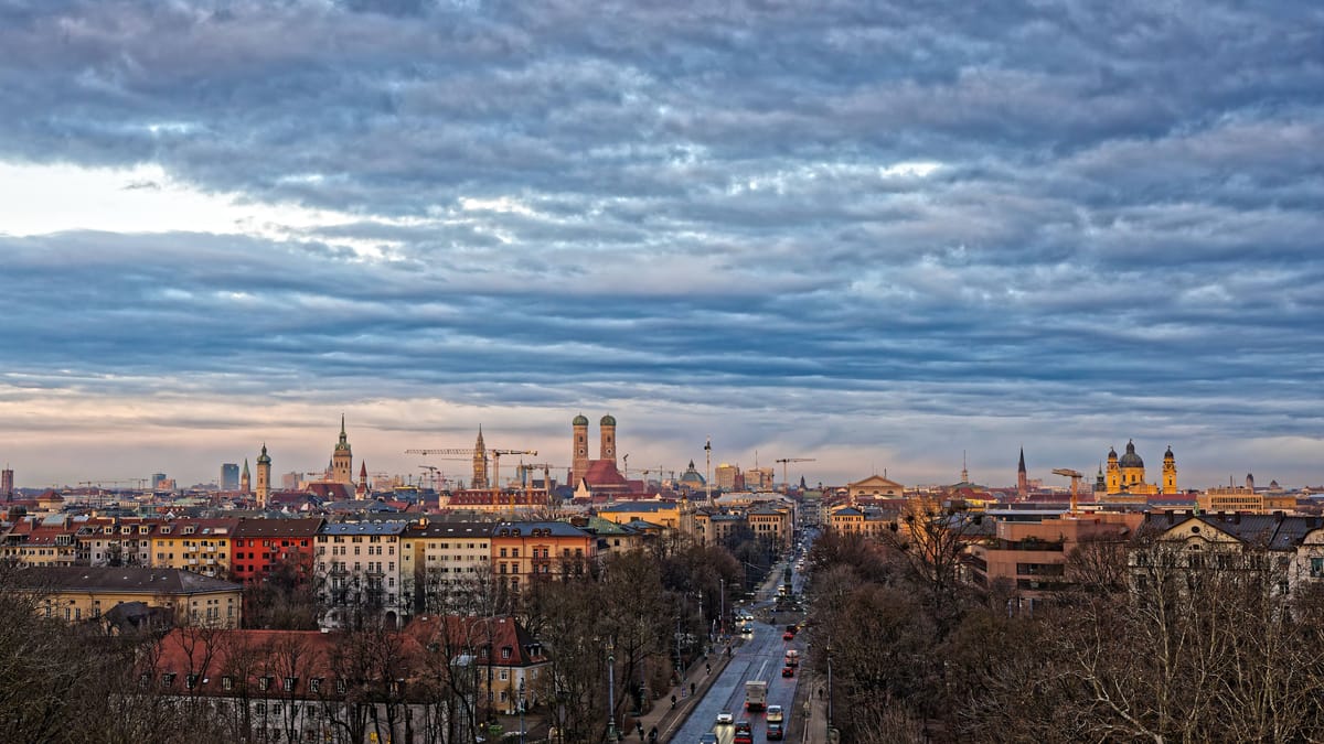 Wolken und Wind ziehen heran