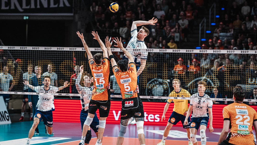Volleyball: SVG Lüneburg verliert Finalauftakt in Berlin klar | NDR.de - Sport