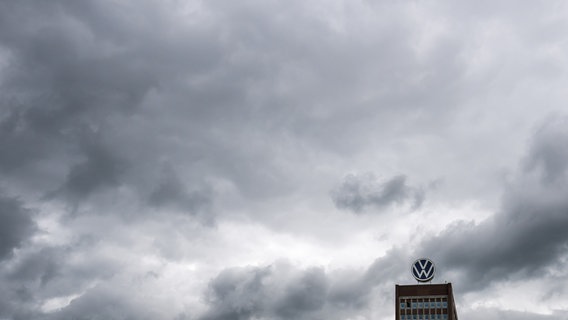 Dunkle Wolken ziehen über das Markenhochhaus auf dem Gelände vom VW Werk Wolfsburg hinweg. © picture alliance/dpa/Julian Stratenschulte Foto: Julian Stratenschulte