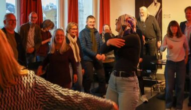 Gäste der Wuppertaler „Unvorherseh-Bar“ werden zu Schülern der Schauspielschule „PS!“ 