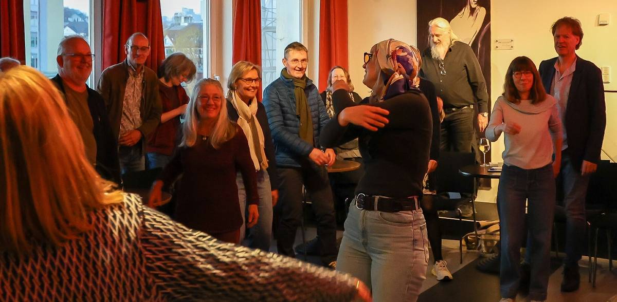 Gäste der Wuppertaler „Unvorherseh-Bar“ werden zu Schülern der Schauspielschule „PS!“ 