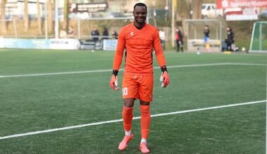 Fußballer von Union Wuppertal leisten Erste Hilfe bei ihrem Gegenspieler