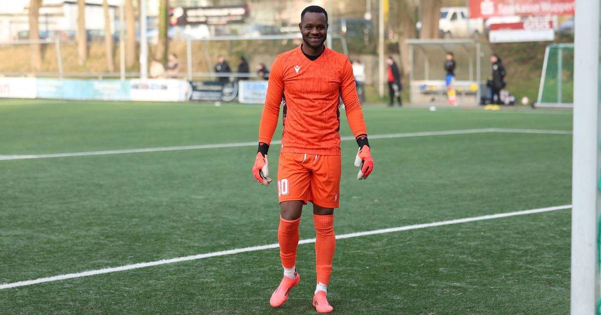 Fußballer von Union Wuppertal leisten Erste Hilfe bei ihrem Gegenspieler