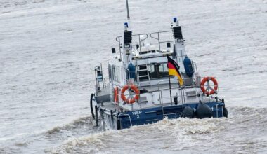 Wasserschutzpolizei rettet über Bord gegangenen Matrosen aus dem Rhein