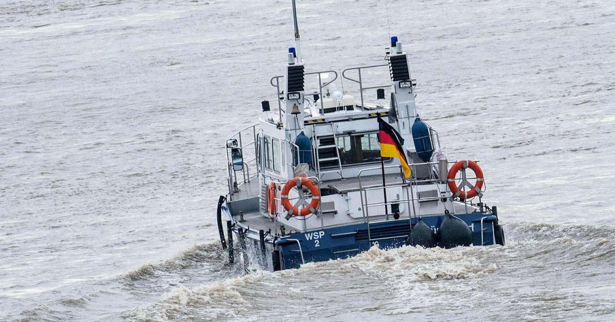 Wasserschutzpolizei rettet über Bord gegangenen Matrosen aus dem Rhein