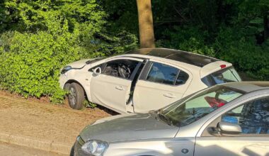 Einparken in Wuppertal missglückt: Autofahrerin landet im Gebüsch