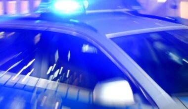 Auto stößt mit Radfahrer zusammen