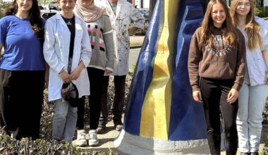 Säule auf Verkehrsinsel in neuem Glanz