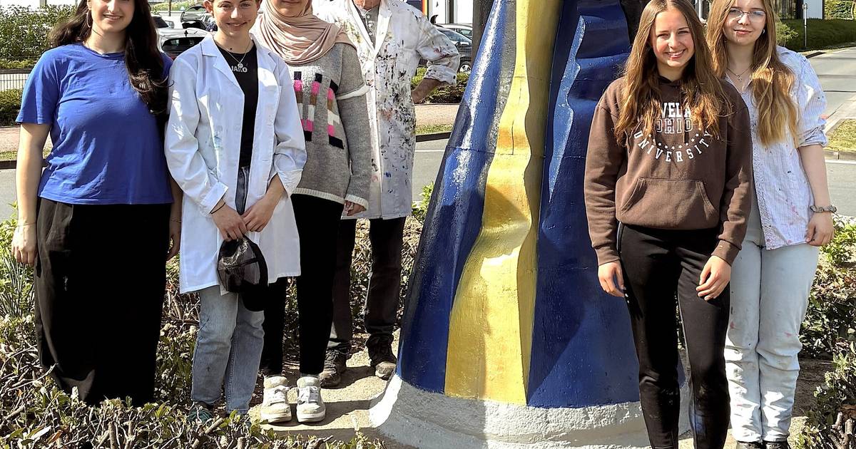 Säule auf Verkehrsinsel in neuem Glanz