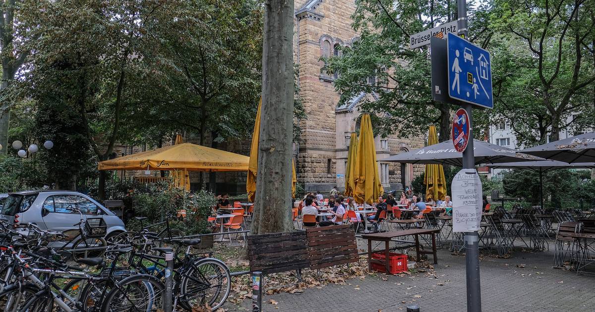 Gericht gibt Eilanträge gegen nächtliches Verweilverbot statt