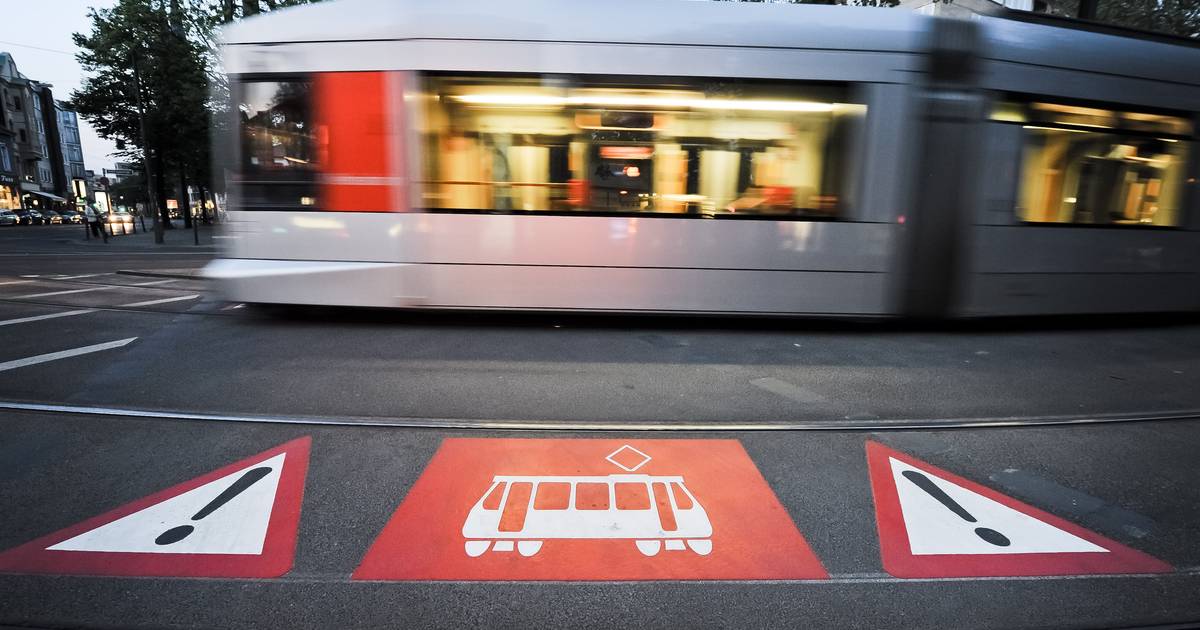 80-Jährige läuft vor Straßenbahn und wird schwer verletzt