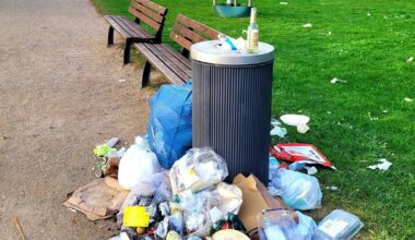 Müllberg im Rheinpark Golzheim trotz zusätzlicher Mülltonnen