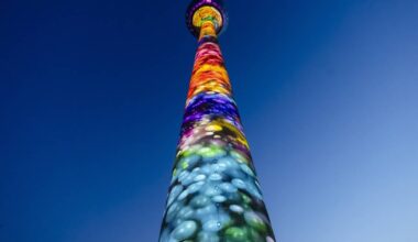 Der Rheinturm erstrahlt in bunten Farben