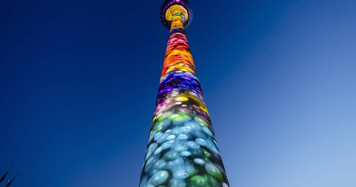 Der Rheinturm erstrahlt in bunten Farben
