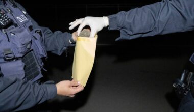 Person schmeißt Steine auf Straße – ein Verletzter