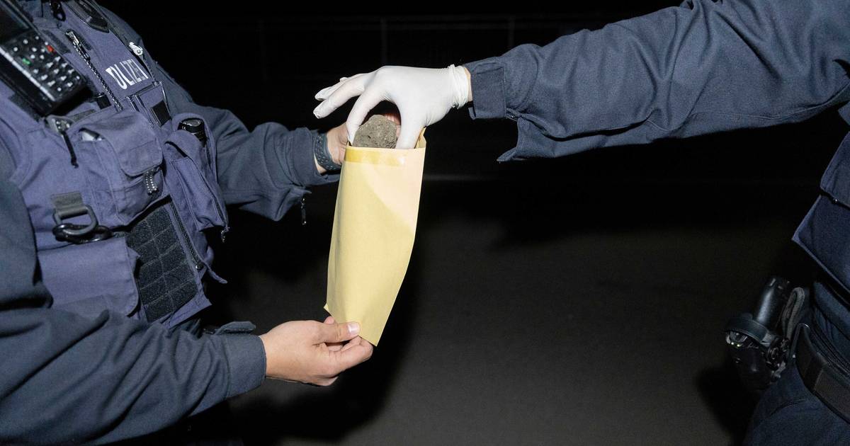 Person schmeißt Steine auf Straße – ein Verletzter