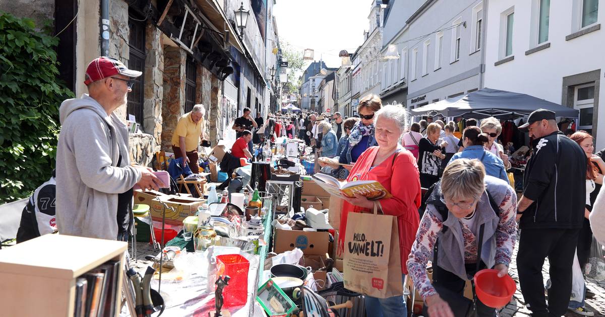 Altstadtflohmarkt 2025 lockt bei bestem Wetter Trödler an