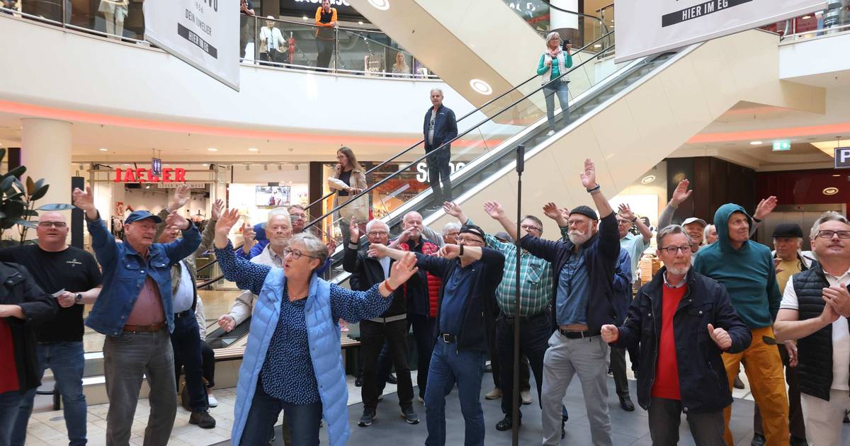 Flashmob vom Bayer-Männerchor in Rathaus-Galerie